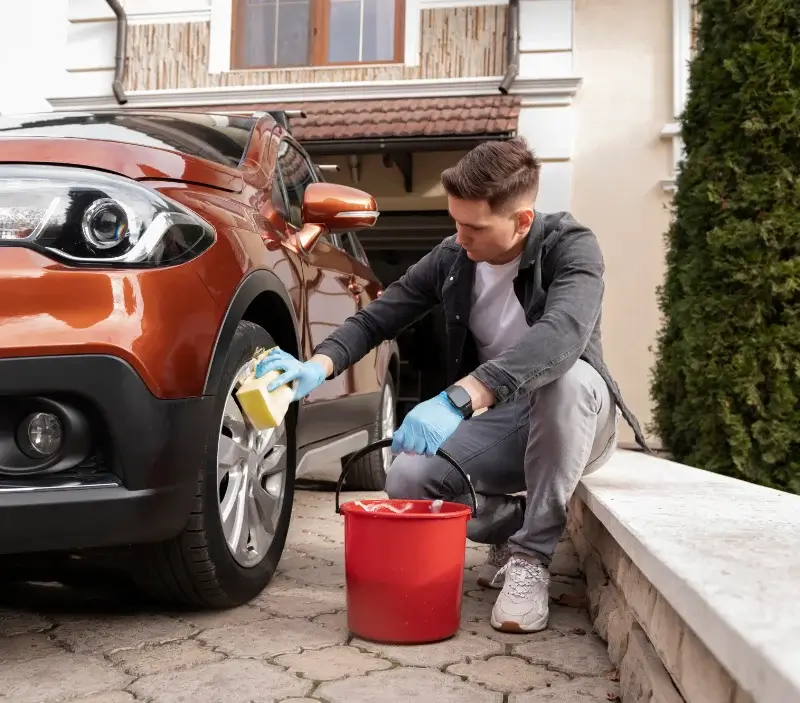 Lavage auto à domicile Mercin-et-Vaux : professionnel intervenant sur un véhicule